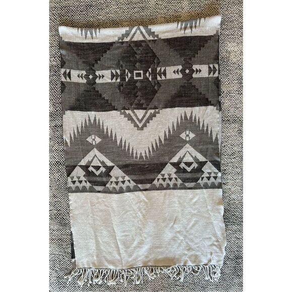 GAP Cozy Southwest Grey Fringe Large Scarf - Picture 2 of 4